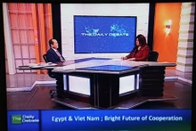 L’ambassadeur du Vietnam en Égypte, Nguyên Huy Dung (à gauche), dans son interview sur la chaîne internationale Nile TV. Photo : VNA.