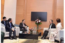 Le Vice-Premier ministre vietnamien Trân Luu Quang (à gauche), le ministre vietnamien des Affaires étrangères Bùi Thanh Son et l'ambassadeur du Japon au Vietnam Yamada Takio (à droite) lors de la célébration. Photo : VGP.