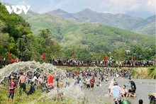 Les touristes et les habitants se mêlent au festival de Then Kin Pang des Thái blancs à Lai Châu. Photo : VOV.