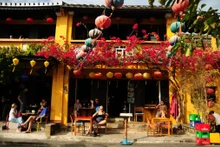 Des visiteurs dégustent un café à Hôi An. Photo : The Review.