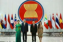Le SG du PCV Tô Lâm (2e de gauche à droite) et son épouse effectuent une visite au Secrétariat de l'ASEAN. Photo : VNA.