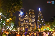 L'ambiance de Noël à la Cathédrale de Hanoï. Photo : Quyêt Thang/VOV2.