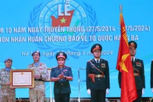 Le général de corps d’armée Hoàng Xuân Chiên, vice-ministre de la Défense, remet l’Ordre de défense de la Patrie de troisième classe à l’unité du génie n°1. Photo : VNA.
