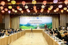 La vue générale du colloque international intitulé « Quantification de la valeur du complexe paysager de Tràng An et développement de la marque de la destination du patrimoine mondial ». Photo : nhandan.vn