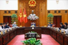 Le Premier ministre Pham Minh Chinh (au milieu) préside la réunion entre la permanence du gouvernement et les responsables des ministères, des secteurs et des organismes relevant directement de l’autorité centrale. Photo : VNA.