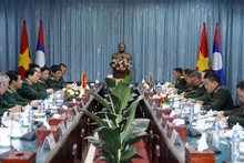 Entretien entre le général de corps d’armée Nguyên Tân Cuong, chef d’Etat-major général et vice-ministre vietnamien de la Défense et le général de corps d’armée Khamliang Outhakaysone, chef d’Etat-major général et vice-ministre lao de la Défense, à Vientiane, le 10 mai. Photo : VNA.