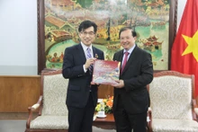 Le vice-ministre de la Culture, des Sports et du Tourisme, Ta Quang Dông (à droite) et le maire de la ville japonaise de Fukushima, Kohata Hiroshi (à gauche). Photo : toquoc.vn