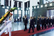 Le Président Vo Van Thuong à la tête d'une délégation rend un dernier hommage à Vu Khoan. Photo: VNA