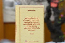 Le livre est intitulé "Lutter résolument et avec persévérance contre la corruption et les pratiques malsaines, contribuer à l’édification d'un Parti et d'un État vietnamiens de plus en plus sains et puissants". Photo : Maison d’Édition politique nationale "Su thât"