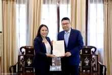 Le directeur du Département consulaire, Doan Hoàng Minh (à droite) et la consule honoraire de la République du Costa Rica à Hô Chi Minh-Ville, Dang Thi Minh Phuong (à gauche). Photo : baoquocte.vn