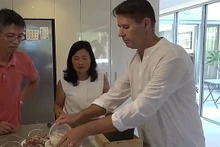 La communauté vietnamienne en Australie prépare souvent des plats traditionnels de leur pays d'origine chaque année et au printemps. Photo : Journal Télévision de la VNA).