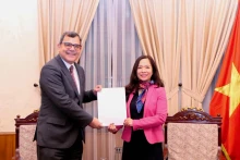 La directrice par intérim du département du protocole d’État, Phan Kiêu Nga (à droite) et le nouvel ambassadeur de Grèce au Vietnam, Antonios Papakostas (à gauche). Photo : baoquocte.vn