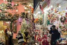 Que ce soit en ligne ou dans les rues, l'atmosphère de Noël est bien présente.Photos : VNA/CVN.