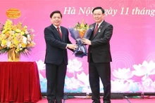 Le secrétaire du Comité du Parti du bloc des organes centraux Nguyên Van Thê félicite le président de l'AN Vuong Dinh Huê. Photo : VNA.