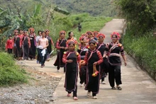 Les habitants du district de Muong Tè sont heureux d'avoir de belles routes (photo: VOV)