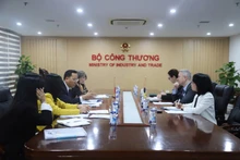 La vue générale de la séance de travail entre le vice-ministre Nguyên Hoàng Long et l’ambassadeur de Belgique au Vietnam, Karl Van Den Bossche. Photo : congthuong.vn