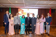L'ambassadeur vietnamien au Royaume-Uni et en Irlande, Nguyên Hoàng Long, et les membres du Comité exécutif provisoire et du Comité de consultation de l'Association des étudiants vietnamiens en Irlande. Photo : VNA.