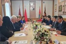 Séance de travail entre la délégation de Hung Yên et des responsables de l'oblast biélorusse de Minsk. Photo : VNA.