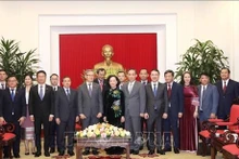 La permanente du Secrétariat du PCV, Truong Thi Mai (au centre) et la délégation de la Commission des Relations extérieures du Laos. Photo : VNA.