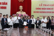La cérémonie de délivrance des licences d’investissement à deux projets de Foxconn. Photo : baodautu.vn