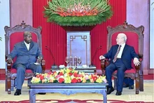 Le Secrétaire général du Parti communiste du Vietnam (PCV), Nguyên Phu Trong (à droite), et le Président ougandais et leader du Mouvement de résistance nationale (NRM), Yoweri Kaguta Museveni. Photo : NDEL.