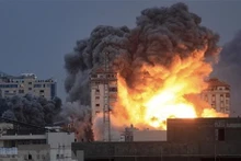 D'immenses panaches de fumées se sont élevés dans le ciel lors des frappes aériennes israéliennes sur la bande de Gaza en réponse à des attaques de roquettes du Hamas contre Israël, le 7 octobre. Photo : AFP/VNA