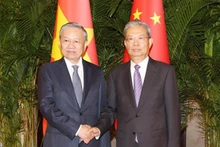 Le secrétaire général et président vietnamien Tô Lâm (à gauche) et le président du Comité permanent de l’Assemblée populaire nationale de Chine Zhao Leji, se serrent la main, à Pékin, le 19 août. Photo: VNA