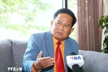 Khieu Kola, rédacteur en chef de la chaîne de télévision CNC du Royal Group et conseiller principal du président du Club des journalistes cambodgiens. Photo : VNA Khieu Kola, rédacteur en chef de la chaîne de télévision CNC du Royal Group et conseiller principal du président du Club des journalistes cambodgiens. Photo : VNA.