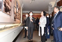 Mme Truong Thi Mai, membre du Bureau Politique, Permanente du Secrétariat du Comité central (CC) du Parti communiste du Vietnam (PCV) et cheffe de la Commission d'Organisation du CC du PCV, visite le musée d'histoire révolutionnaire de Hongyan. Photo : VNA.