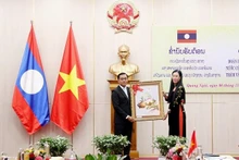 La secrétaire du comité provincial du Parti, présidente du conseil populaire provincial Bui Thi Quynh Vân (à droite) et le secrétaire du Comité provincial du Parti, gouverneur de la province de SeKong, Leclay Sivilay (à gauche). Photo : quangngai.gov.vn 