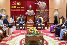 La délégation du Consul général du Japon dans la ville de Dà Nang a rend visite au Comité du parti de la ville de Dà Nang. Photo : VNA.