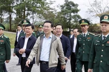 Le Président Vo Van Thuong (au centre) rend visite aux officiers et aux soldats du poste de garde-frontière de la porte frontalière de Thanh Thuy. Photo : VNA.