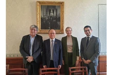 L’ambassadeur vietnamien en France, Dinh Toàn Thang (2e à gauche), et des parlementaires d’amitié franco-vietnamienne. Photo : baoquocte.vn