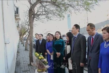 L'ambassadeur du Vietnam en Algérie, Nguyên Thành Vinh, devant le mémorial situé dans la rue Journalistes du Vietnam 8/3/1974 à Alger. Photo : VNA.