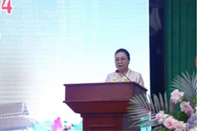 L'ambassadrice du Lao au Vietnam, Khamphao Ernthavanh, s'exprime lors de l'événement. Photo : thoidai.com.vn