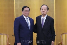 Le Premier ministre Pham Minh Chinh (à gauche) et le président de l’Alliance des Députés d’Amitié Japon – Vietnam, Nikai Toshihiro. Photo : VNA.