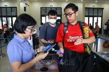 Vérification des billets des passagers pour le train LP5 Hanoï - Hai Phong. Photo : VNA.