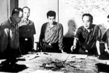 Le Général Vo Nguyên Giap et ses camarades de la Commission militaire centrale examinent le plan opérationnel de la Campagne Hô Chi Minh (Hanoi, avril 1975). Photo d'archives : VNA.