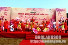 Lors de la cérémonie d'ouverture, les visiteurs ont profité d’un programme artistique spécial imprégné de l'identité culturelle des artistes du Centre provincial des arts et de la culture. Photo : baolangson.vn