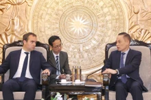 Le président de la Commission centrale des relations extérieures du Parti, Le Hoai Trung (droite) et le ministre français des Armées, Sébastien Lecornu. Photo : VNA.