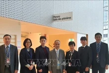 L'’ambassadeur du Vietnam à l’Autriche Nguyen Trung Kien (au milieu) et des membres de la délégation vietnamienne participe à la réunion. Photo : VNA.