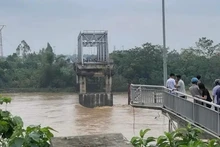 Le pont de Phong Chau dans la province de Phu Tho s'est effondré dans le fleuve Rouge. Photo : VietnamPlus.