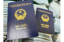 Le passeport vietnamien avec une couverture bleu-violet. Photo: tienphong.vn