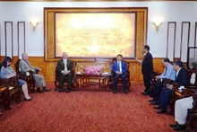  Le vice-président permanent du Comité populaire provincial de Thua Thiên Huê, Nguyên Thanh Binh, reçoit une délégation du Fonds américain COFC. Photo : www.thuathienhue.gov.vn