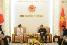 Le chef d'état-major adjoint de l'Armée populaire du Vietnam, Phung Si Tan et Tomoko Matsuzawa, directrice japonaise de la coopération de défense dans la région d’Indo-Pacifique, le 10 octobre à Hanoï. Photo: QDND