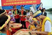 Échange entre des jeunes de la ville de Mong Cai (Vietnam) et de la ville de Dongxing (Chine) dans le cadre de la 15e Foire internationale Vietnam - Chine. Photo : VNA.