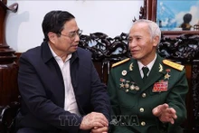 Le Premier ministre Pham Minh Chinh et le héros des forces armées populaires Dang Phi Thuong. Photo: VNA