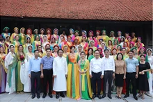 71 belles du concours « Miss Grand International 2023 » et les dirigeants du district de Quôc Oai. Photo: hanoimoi.vn