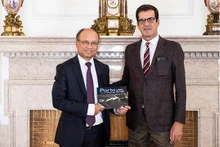L'ambassadeur du Vietnam en France et au Portugal, Dinh Toàn Thang (à gauche) et le Maire de la Ville de Porto, Rui Moreira. Photo : thoidai.com.vn