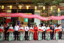 La cérémonie d'inauguration du centre de présentation et de promotion de produits OCOP, liés au tourisme de l’arrondissement de Tây Hô. Photo : nhandan.vn
